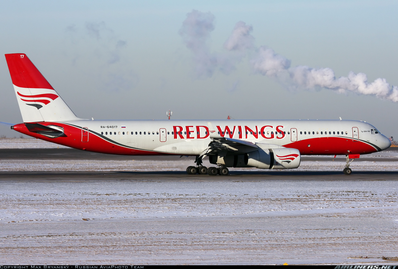 Red wings boeing 777