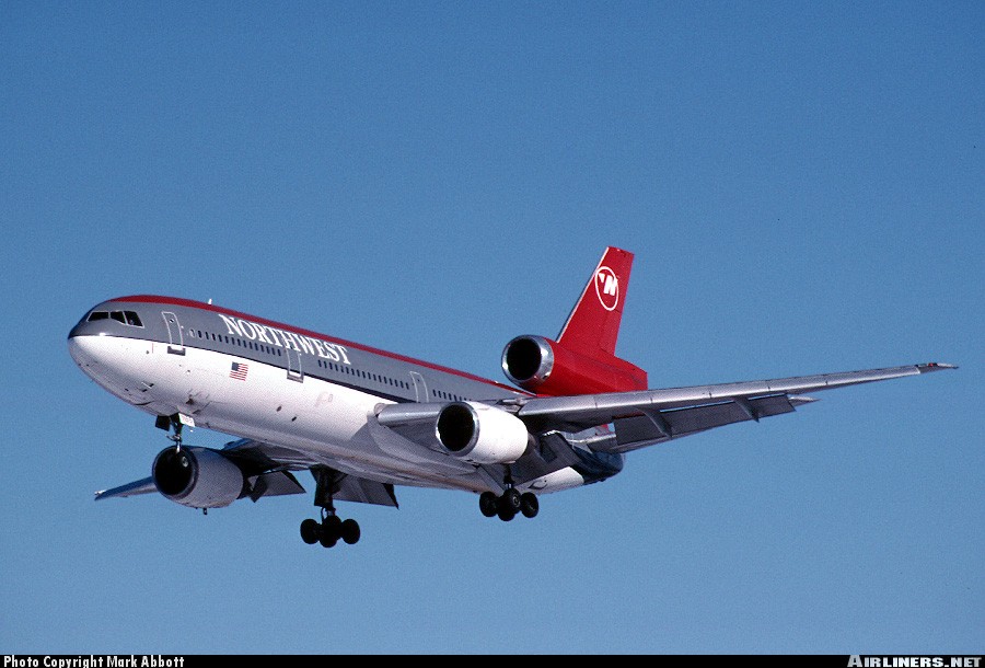 Самолету 10 лет. YC 10 самолет. Самолет LH-10. Самолет до 10т. КС-10 самолет.