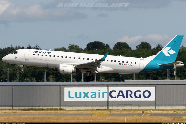 Luxair Boeing 737-7C9 LX-LGQ Chateau de Berg LUX 28-12-11