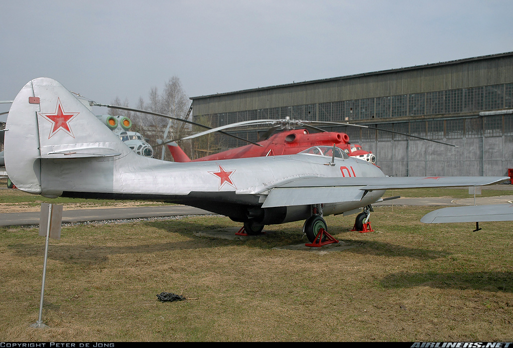 Самолет б 9. Микоян миг-9. Самолет миг 9. Миг-9 реактивный самолёт. Первый Советский реактивный самолет миг-9.