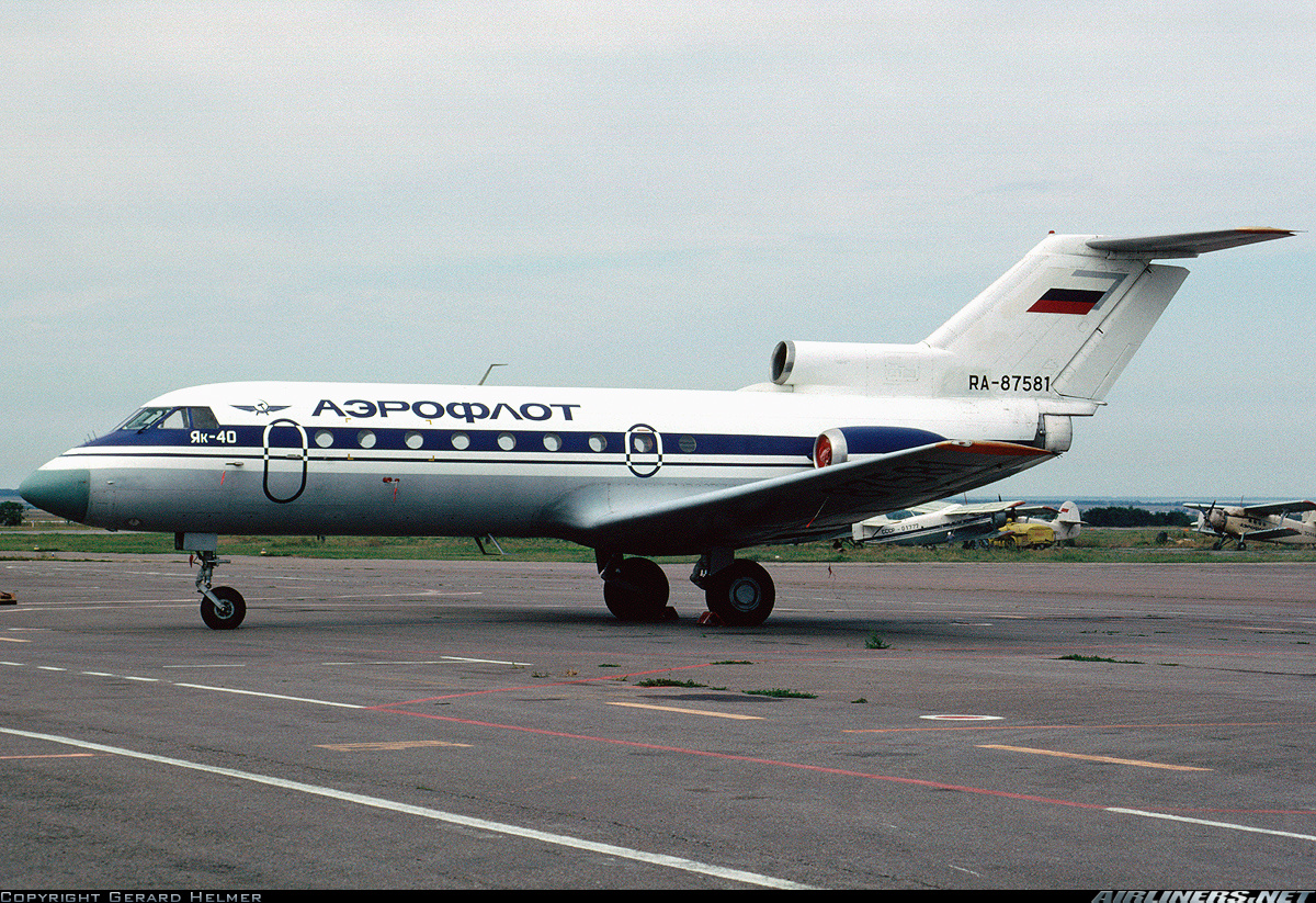 Самолет як 40. Як-40 пассажирский. Як-40 пассажирский самолёт. Яковлев як-40. Як 40 Донавиа.