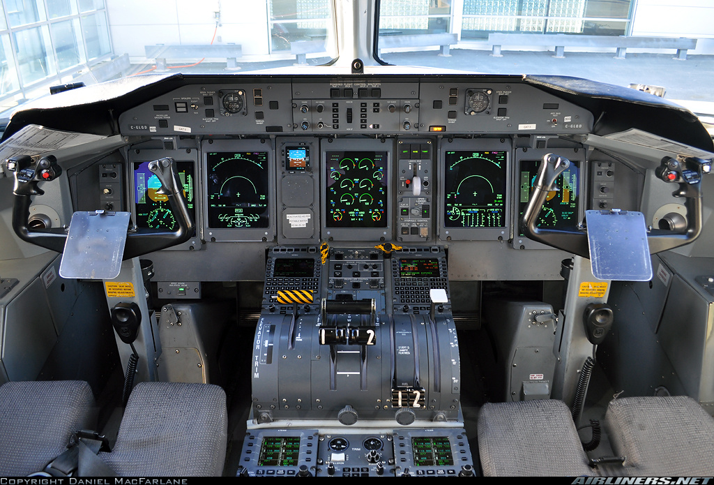 8 400 в рублях. Bombardier q400 кабина. DHC 8 Q-400. Бомбардье DHC-8 q400. Bombardier DHC 8-q400 кабина.