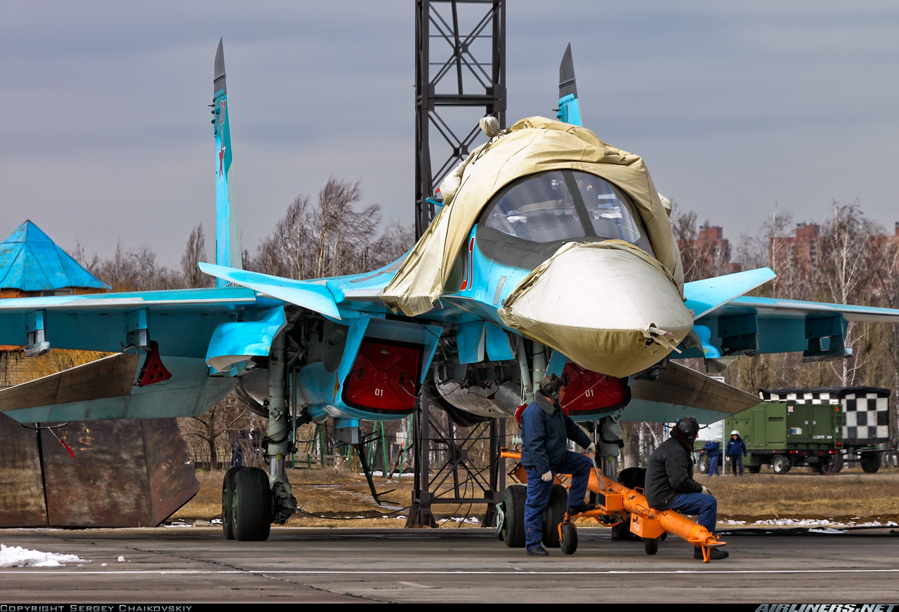 Су 34 сравнение. Су-34 кабина. Шасси самолета Су-34. Су 34 воздушный тормоз. Стабилизатор Су-34.