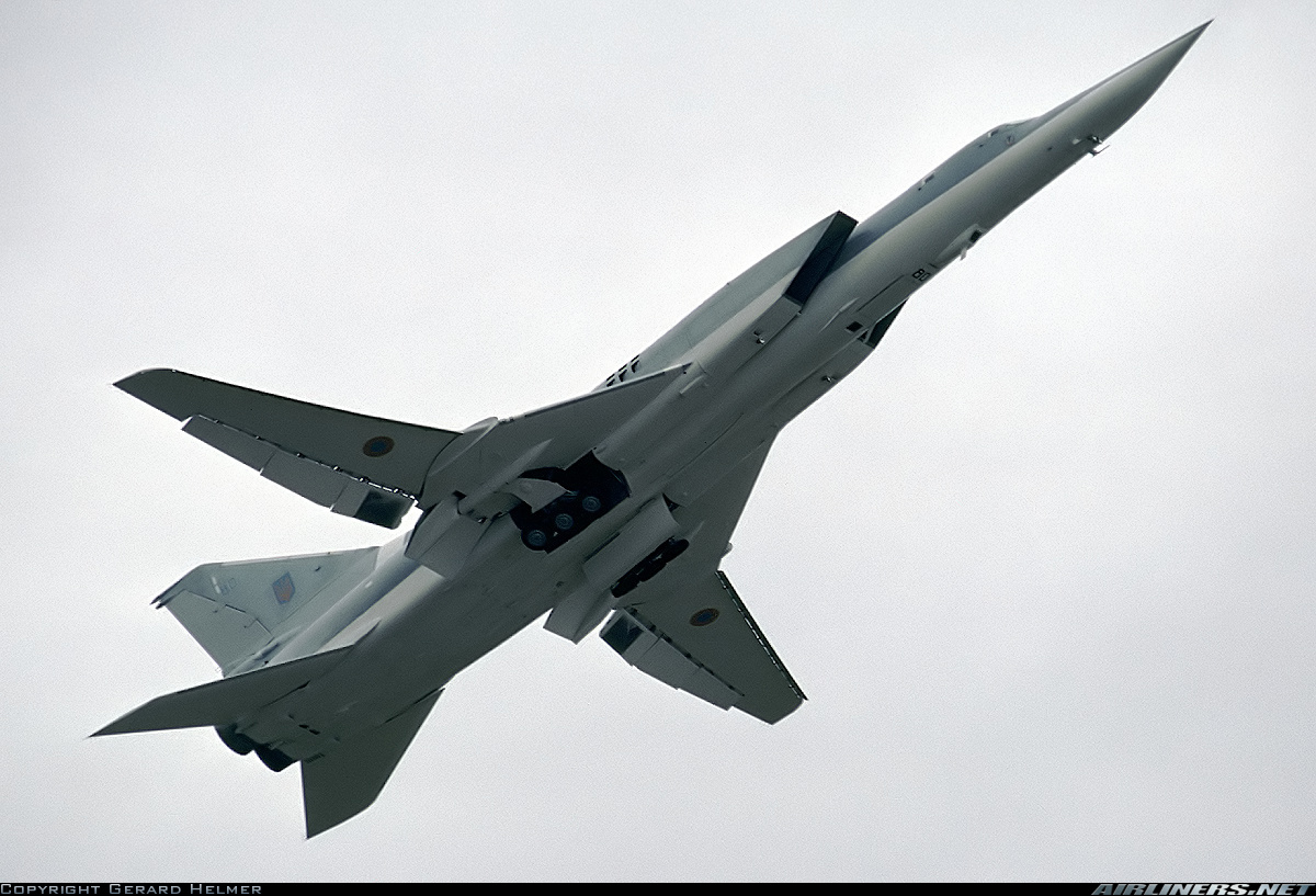 Ту 22м сверхзвуковой самолет скорость. Ту-22м3. Ту-22м сверхзвуковой самолёт. Ту-22 сверхзвуковой самолёт бомбардировщики. Ту-22м2 экипаж.