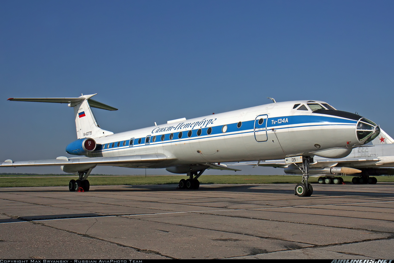 Скорость самолета ту 134. Ту 134. Ту-134 пассажирский самолёт. Ту 134ш. Ту-134убл Волга.