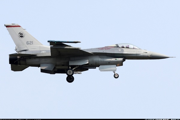 入手困難 CHINA AIR FORCE F-16 401ST ファルコン sddefault.jpg