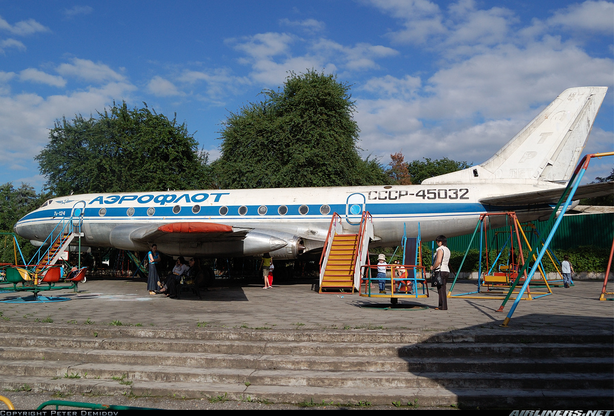 Самолет в абхазию купить. Ту-124 пассажирский самолёт. Шасси ту 124. Ту-124 салон. Аэропорт Нальчик.