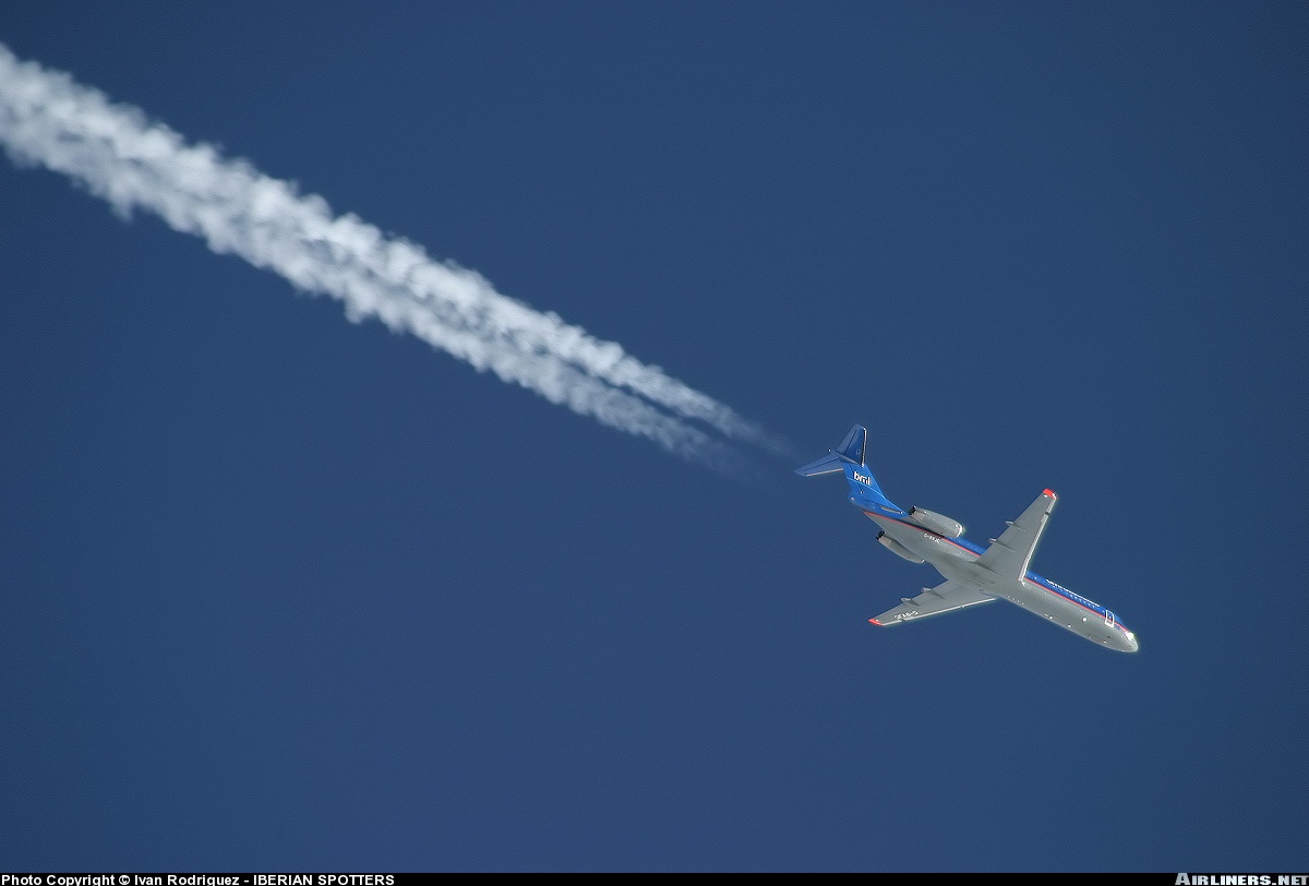Как называется полет самолетов. Инверсионный след Airbus a340. Ту-154 инверсионный след. Инверсионный(конденсационный) след. Ил 76 инверсионный след.