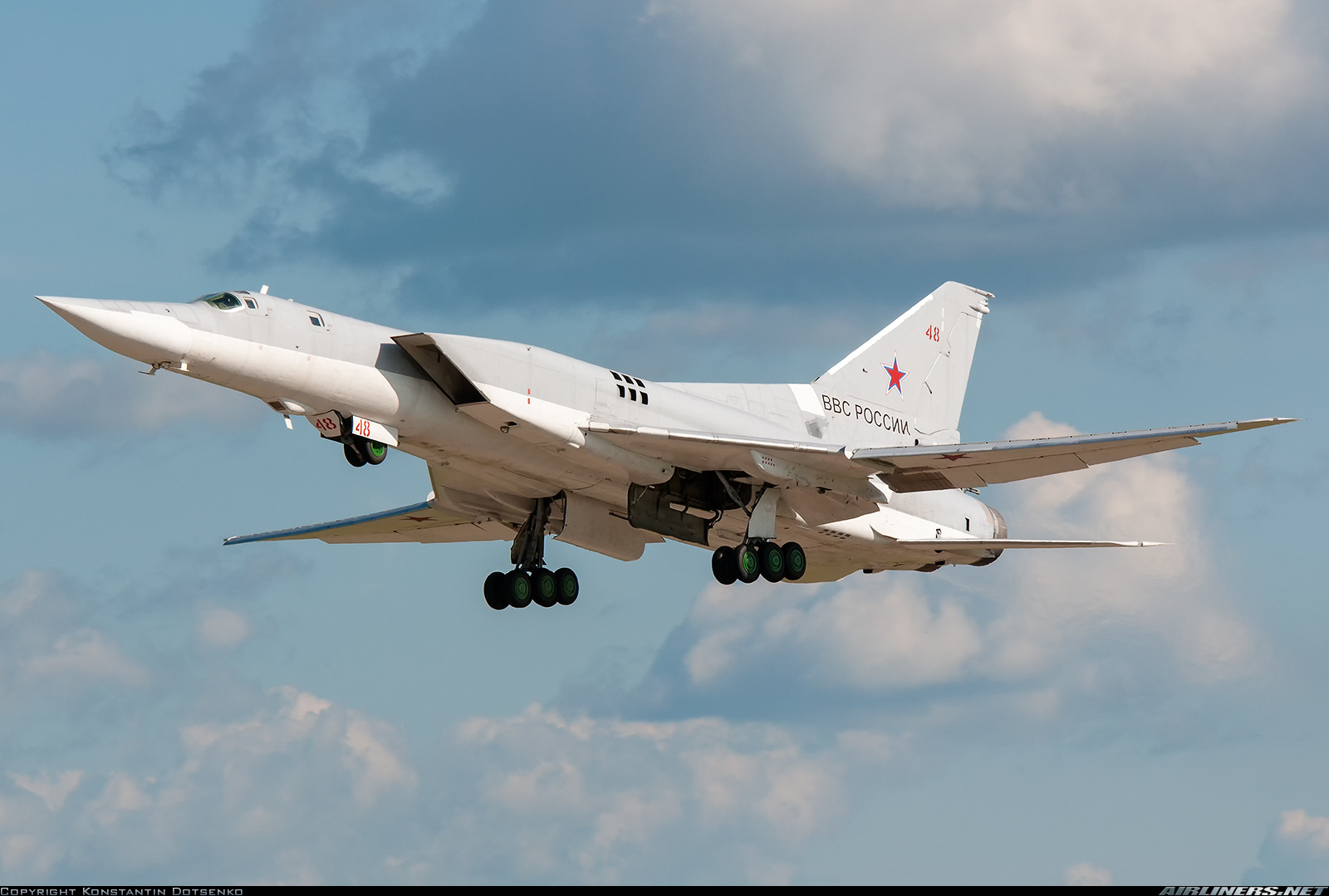 Ту 22м3 сверхзвуковой самолет. Ту-22м3. Ту-22м сверхзвуковой самолёт. Сверхзвуковой бомбардировщик ту-22м3. Ту-22м3 Дальний бомбардировщик.