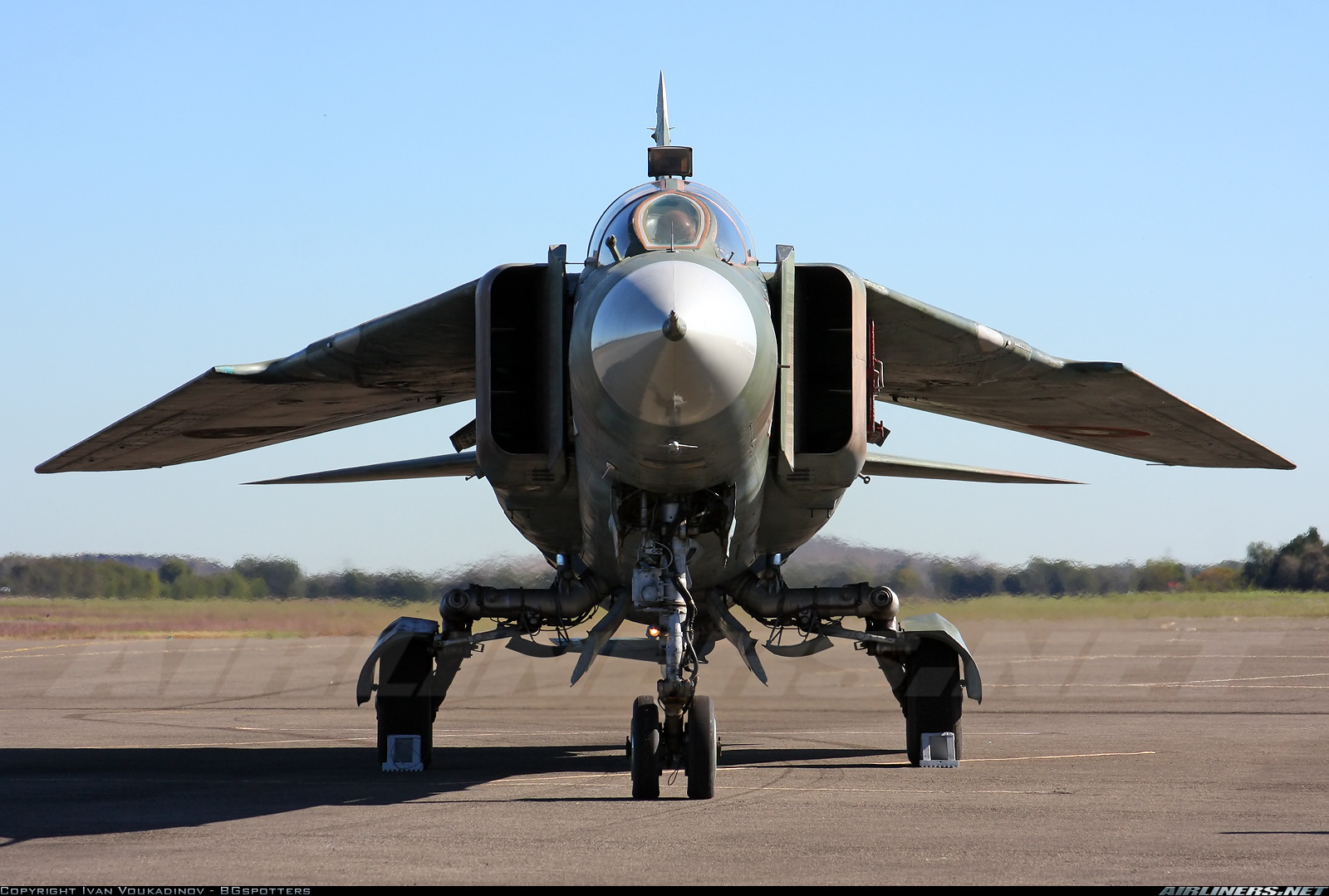 Mikoyan Gurevich MiG 23UB Untitled Aviation Photo 1620366 mikoyan-gurevich-mig-23ub-untitled-aviation-photo-1620366