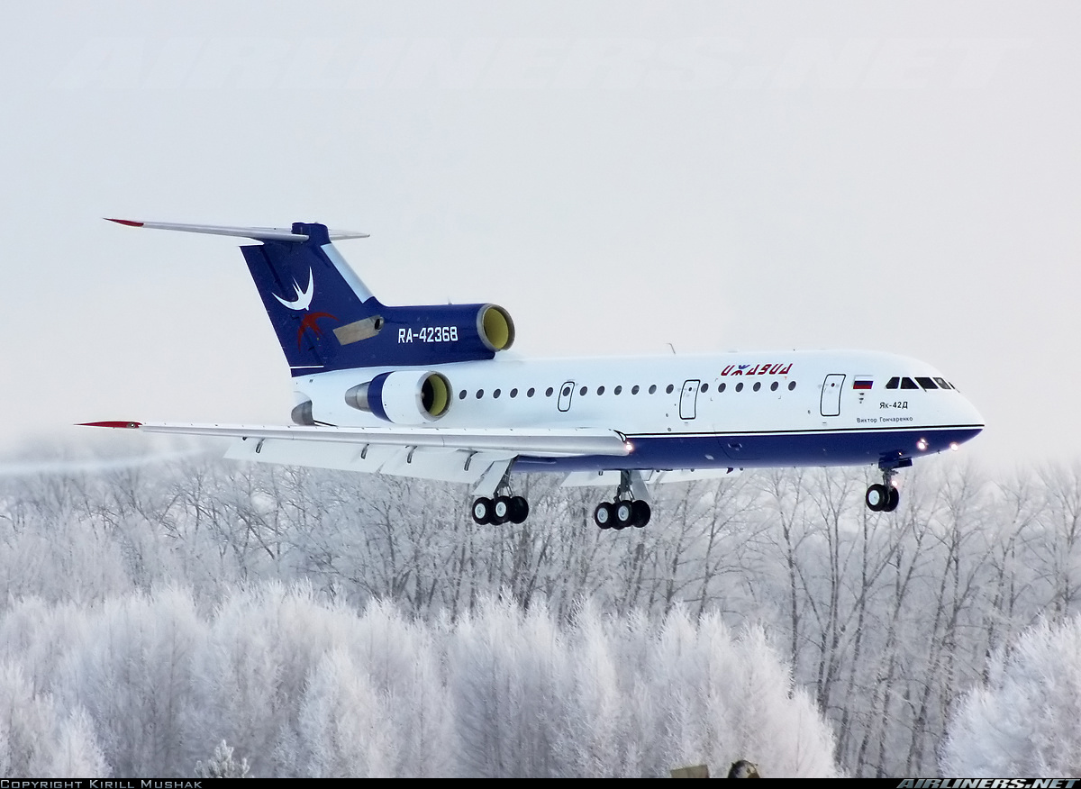 Рейсы ижавиа ижевск москва. Як-42д Ижавиа. Як-42 Ижавиа. Як-42 пассажирский самолёт Ижавиа. Самолет як 42 Ижавиа.