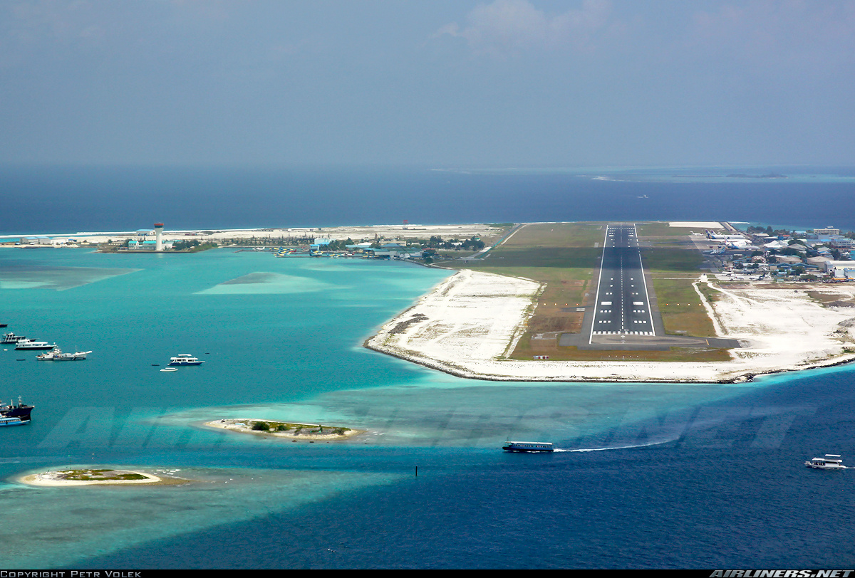 Аэропорт мале вылет. Международный аэропорт Мале. Международный аэропорт Велана Мальдивы. Остров Мале Мальдивы аэропорт. Остров Хулуле аэропорт.