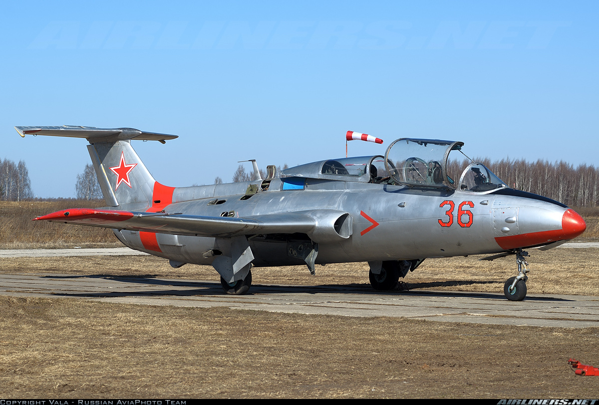 Л29 самолет. Aero l-29 Delfin. Самолет Aero l-29 Delfin. Л-29 Дельфин. Самолет л29(l29 Delfin) с СЛГ.