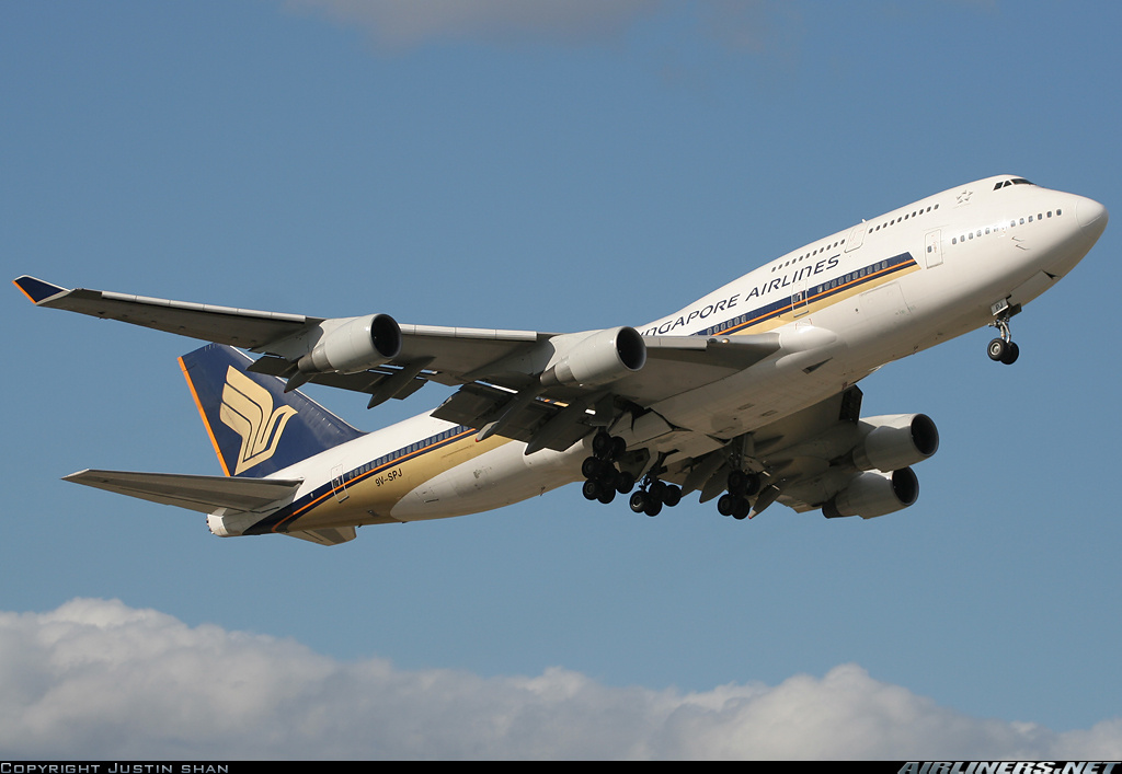 Boeing 747-412 - Singapore Airlines. 
