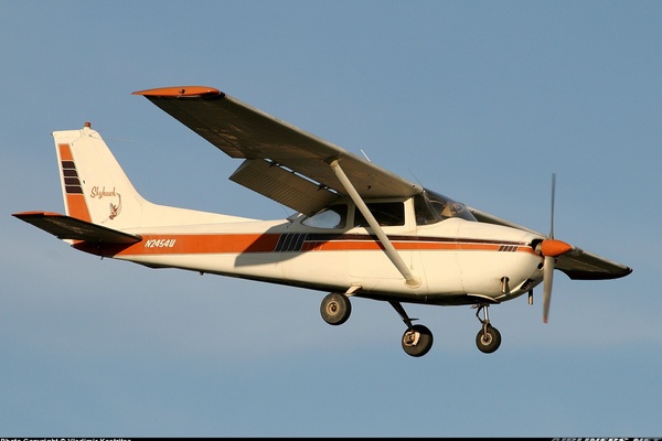 Cessna 172D Skyhawk - FlyFofa Aviation Training | Aviation Photo ...