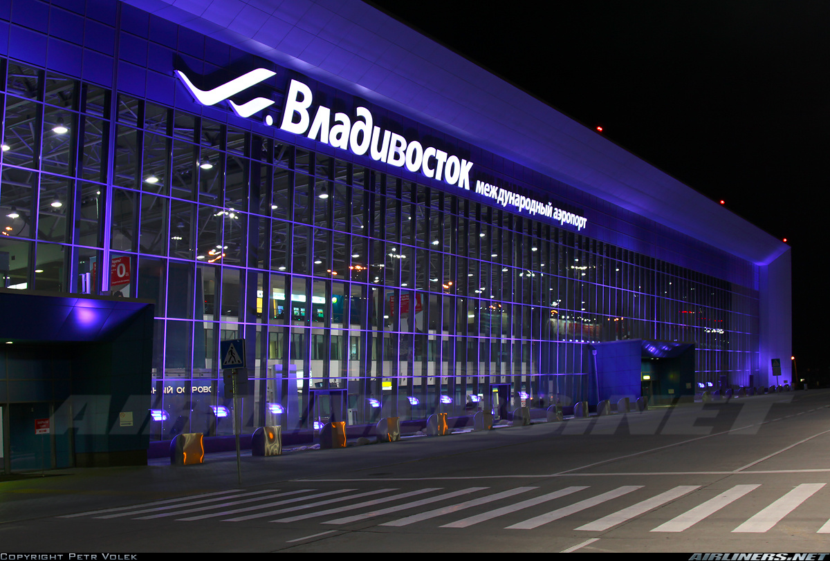 Аэропорт владивосток телефон. Владивосток, Кневичи (VVO). Владивосток Кневичи ночью аэропорт.