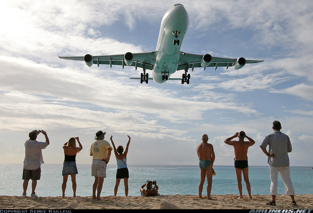Самолет над головой. Махо - сен-Мартен, Карибские острова. Остров сен-Мартен взлет самолета. Пляж махо.