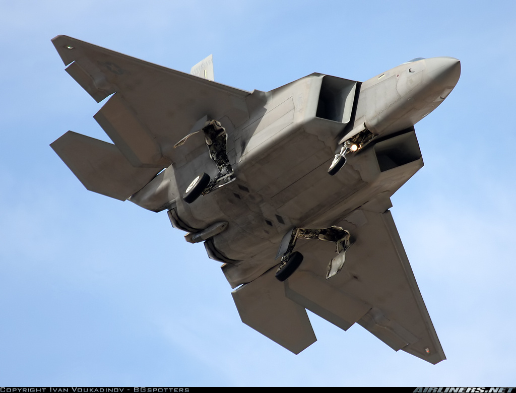 22 вид. Lockheed Martin f-22 Raptor. Истребитель ф-22 вид сзади. Lockheed/Boeing f-22 Raptor с верху. Раптор ф 22 в камуфляже.