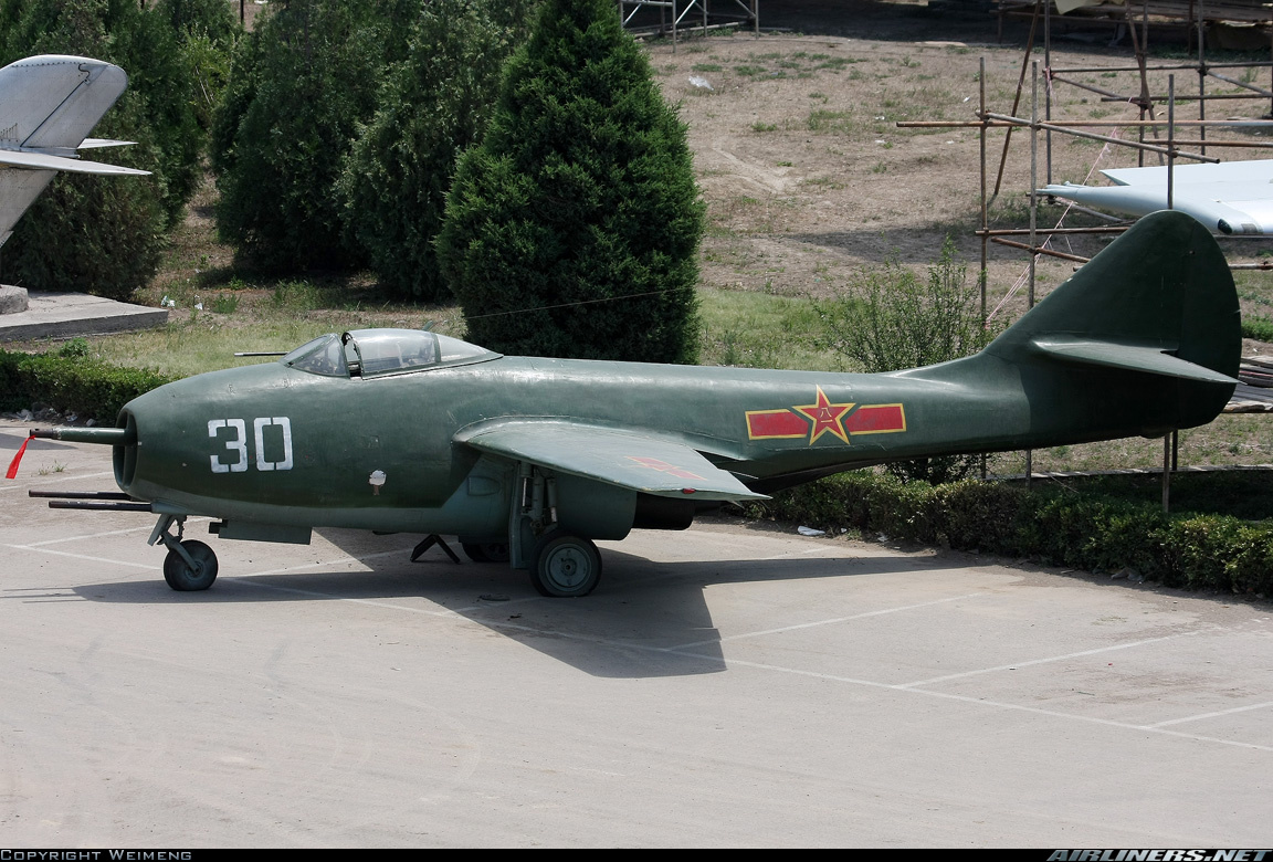 Миг-9 и-210. Миг-9 истребитель. Миг 9.1942. Миг 9 первый реактивный самолет.
